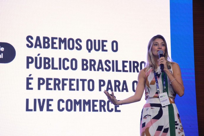 Especialista da Mimo apresentando conteúdo sobre Live Commerce em um workshop